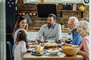 patient souffrant d'acouphènes retrouvant une bonne audition et des interactions avec sa famille agréables grâce à ses appareils auditifs